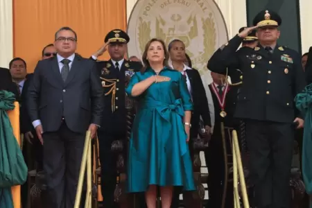 Dina Boluarte en ceremonia oficial por fecha conmemorativa.