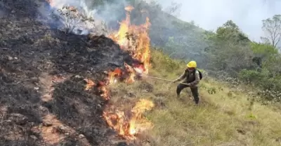 Incendios en Bolivia son controlados con bombardeos a nubes.