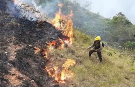 Incendios en Bolivia son controlados con bombardeos a nubes.