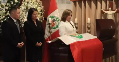 Dina Boluarte expres sus condolencias en funeral.