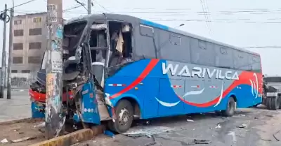 Choque de dos buses interprovinciales en La Victoria.