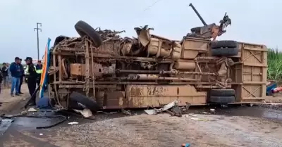 Dos buses chocan y dejan cinco fallecidos en La Libertad.