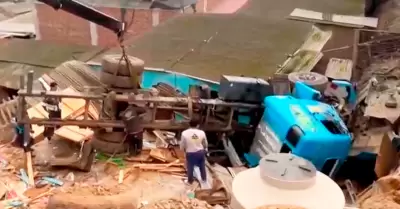 Camin cae sobre una casa y familia se salva de milagro.