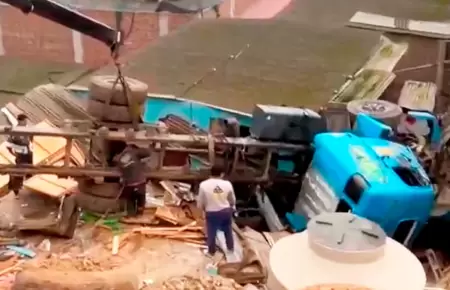 Camin cae sobre una casa y familia se salva de milagro.