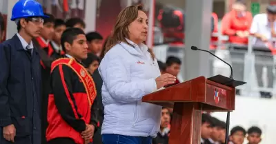 Dina Boluarte defiende a su gobierno de crticas.