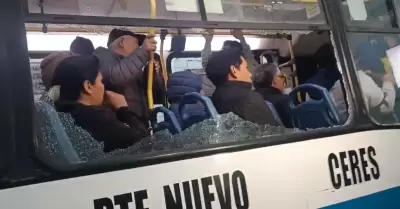 Paro de transportistas atacan a bus