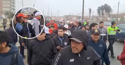 Transportistas de Lima Norte marchan hacia el Congreso.