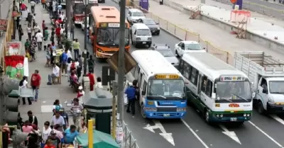 Ms de 100 rutas y 5 mil buses no salen a trabajar por paro.