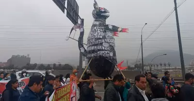 Transportistas acatan paro y cargan una rata gigante en el Congreso.