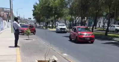 Taxista fuga tras hacer caer de cabeza a adulto mayor.