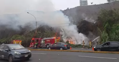 Incendio en la Costa Verde afecta paso hacia el distrito del Callao .