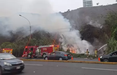 Incendio en la Costa Verde afecta paso hacia el distrito del Callao .