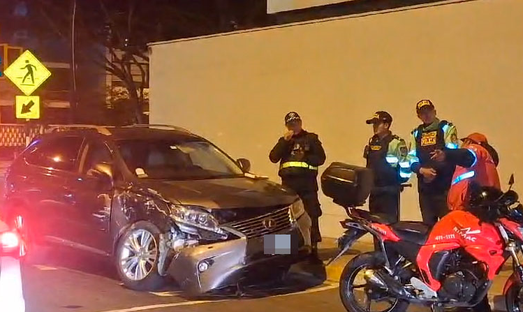 Auto Lexus impact contra cster en San Isidro. La conductora se encuentra internada en clnica de El Golf.