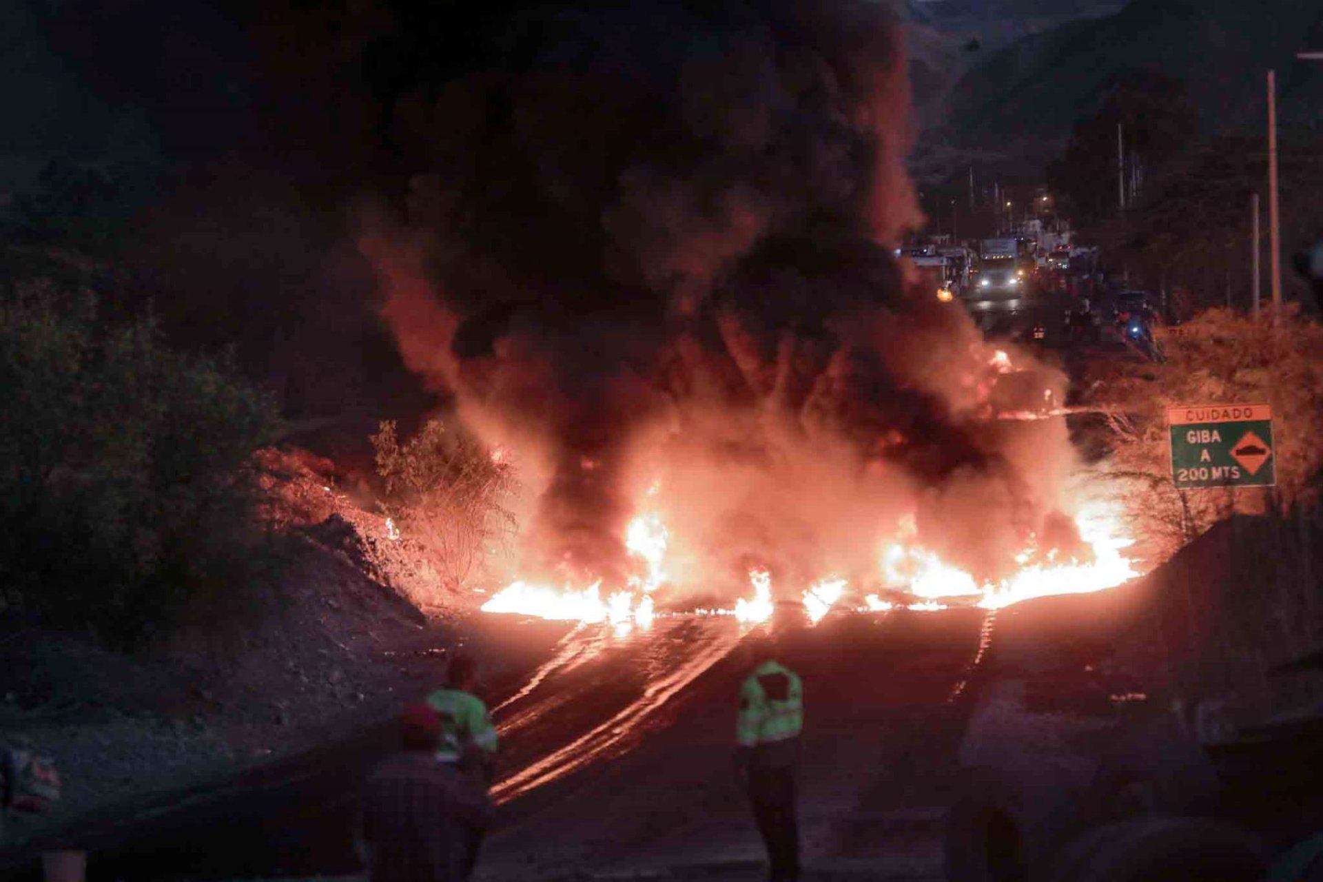 Triler de combustible explota en la Panamericana Sur