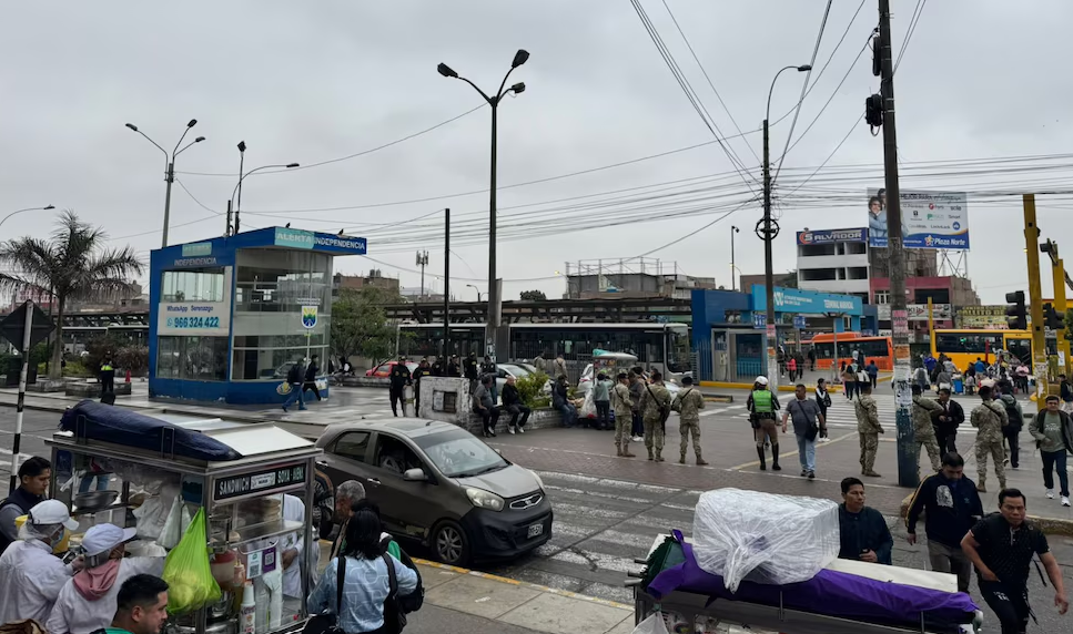 Militares y efectivos policiales en estacin Naranjal del Metropolitano.