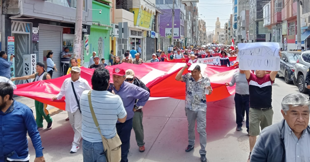 Manifestantes recorren calles de Chiclayo.