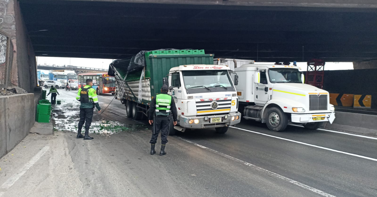 Camión de cervezas impacta contra puente Ricardo Palma.
