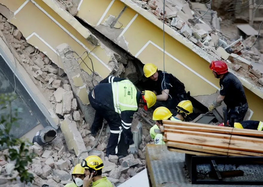 Equipos de rescate buscan sobrevivientes tras derrumbe de edificio en Argentina.