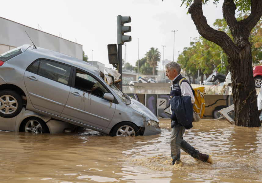 Gobierno de Espaa pide a los valencianos evitar salir a las carreteras tras devastadoras inundaciones.