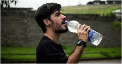 Riesgos para la salud que implica beber agua embotellada