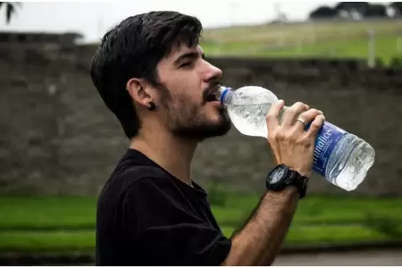 Riesgos para la salud que implica beber agua embotellada