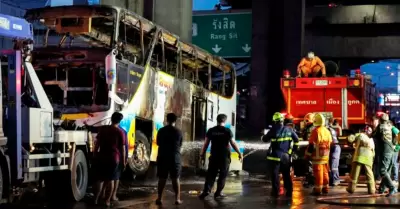 Bus escolar se incendia en Tailandia.