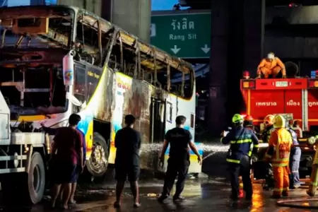 Bus escolar se incendia en Tailandia.