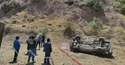 Persona fallece tras volcadura de auto en Huari