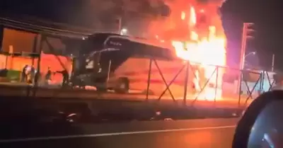 Un bus interprovincial se incendi a la altura de Supe con 40 pasajeros a bordo.