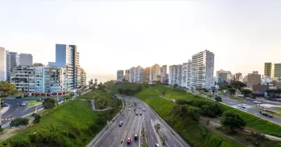 Inician cierre parcial de la bajada Armendriz en Miraflores.