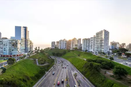 Inician cierre parcial de la bajada Armendriz en Miraflores.