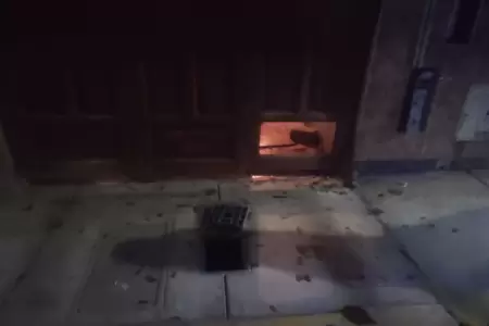 Sujeto deton un artefacto en puerta de una vivienda.