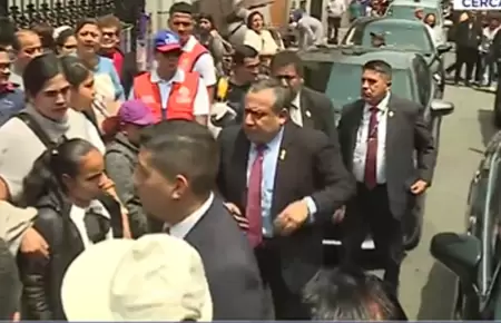 Gustavo Adrianzn recibi el rechazo de la gente a su llegada a Las Nazarenas.