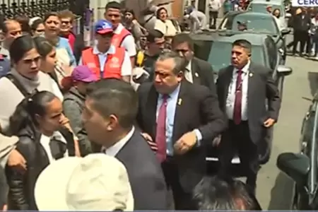 Gustavo Adrianzn recibi el rechazo de la gente a su llegada a Las Nazarenas.