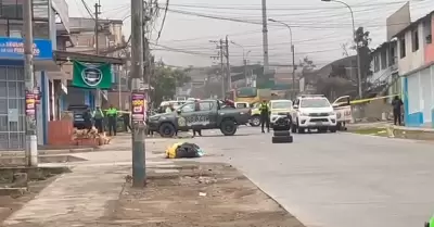 Extorsionadores dejan granadas en frontis de ferretera.