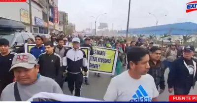 Comerciantes del mercado Huamantanga marchan con destino al Congreso.