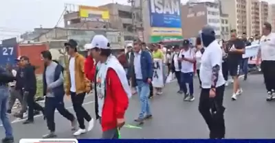 Comerciantes de Unicachi se dirigen al Congreso en medio del paro general.