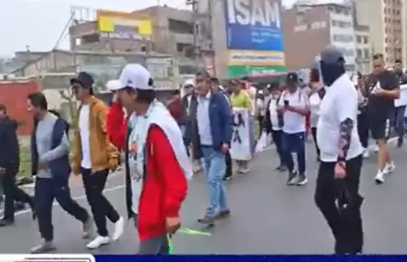 Comerciantes de Unicachi se dirigen al Congreso en medio del paro general.