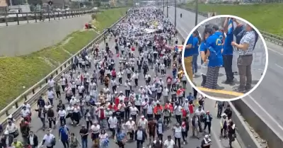 Vecinos regalan botellas de agua a manifestantes.