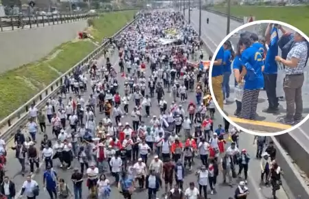 Vecinos regalan botellas de agua a manifestantes.