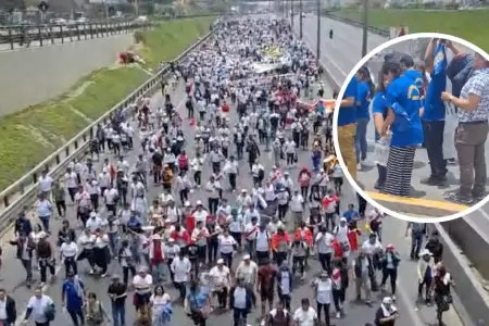 Vecinos regalan botellas de agua a manifestantes.