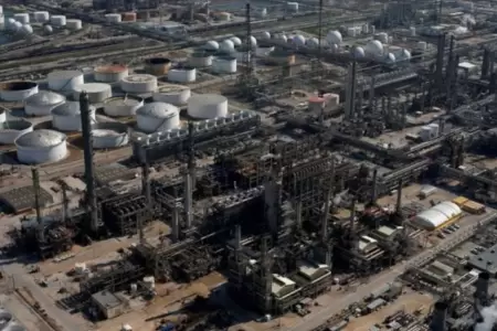 Fuga de gas en refinera deja dos muertos y 35 heridos