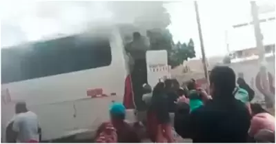 Incendio en bus: Pasajeros rompen ventanas para escapar