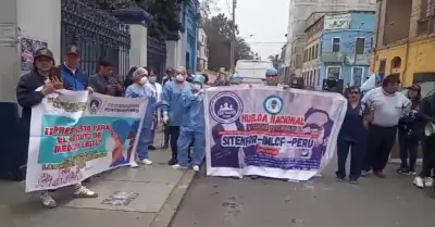 Trabajadores de la Morgue realizan protesta para exigir mejores herramientas.