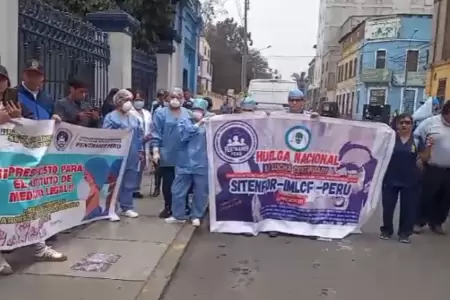 Trabajadores de la Morgue realizan protesta para exigir mejores herramientas.