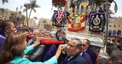 Dina Boluarte y su gabinete rinden honores al Seor de Los Milagros.