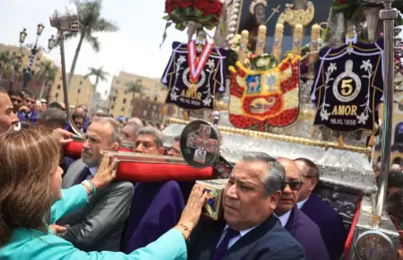 Dina Boluarte y su gabinete rinden honores al Seor de Los Milagros.