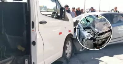 Dos muertos y varios heridos tras choque frontal de un auto y combi