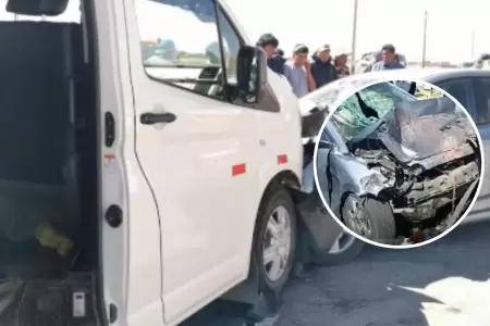 Dos muertos y varios heridos tras choque frontal de un auto y combi