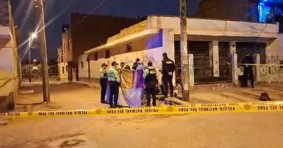 Joven abatido en una calle de Comas.